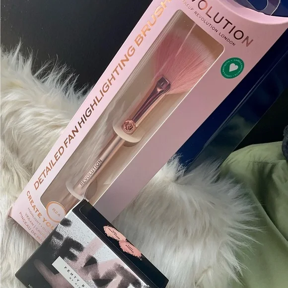 FENTY BEAUTY HIGHLIGHTER - Picture 3 of 9